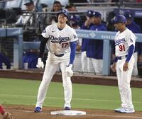 ５回、ベッツの適時二塁打で三進した大谷（共同）
