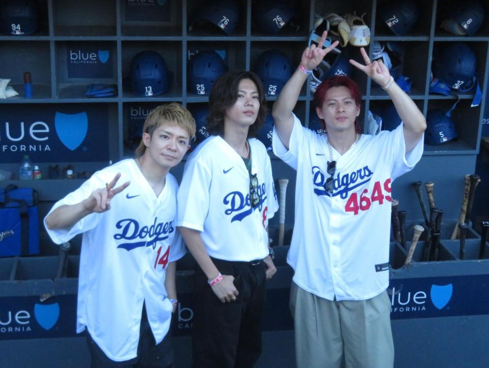 ドジャースタジアムを訪れたＮｕｍｂｅｒ＿ｉの（左から）岸優太、神宮寺勇太、平野紫耀（撮影・小林信行）