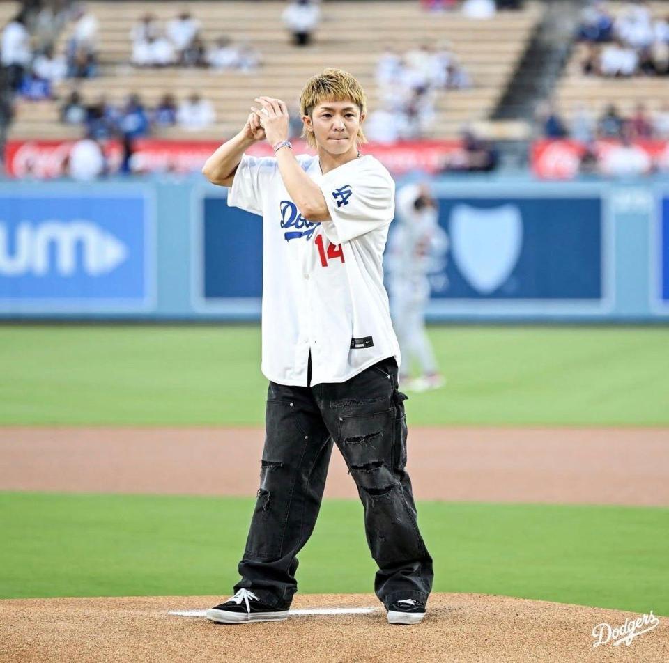 始球式を行う岸優太（ロサンゼルス・ドジャース提供）