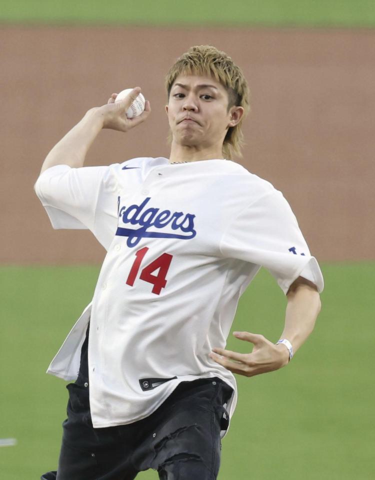 始球式を務めるダンスボーカルグループ「Ｎｕｍｂｅｒ＿ｉ（ナンバーアイ）」の岸優太（共同）