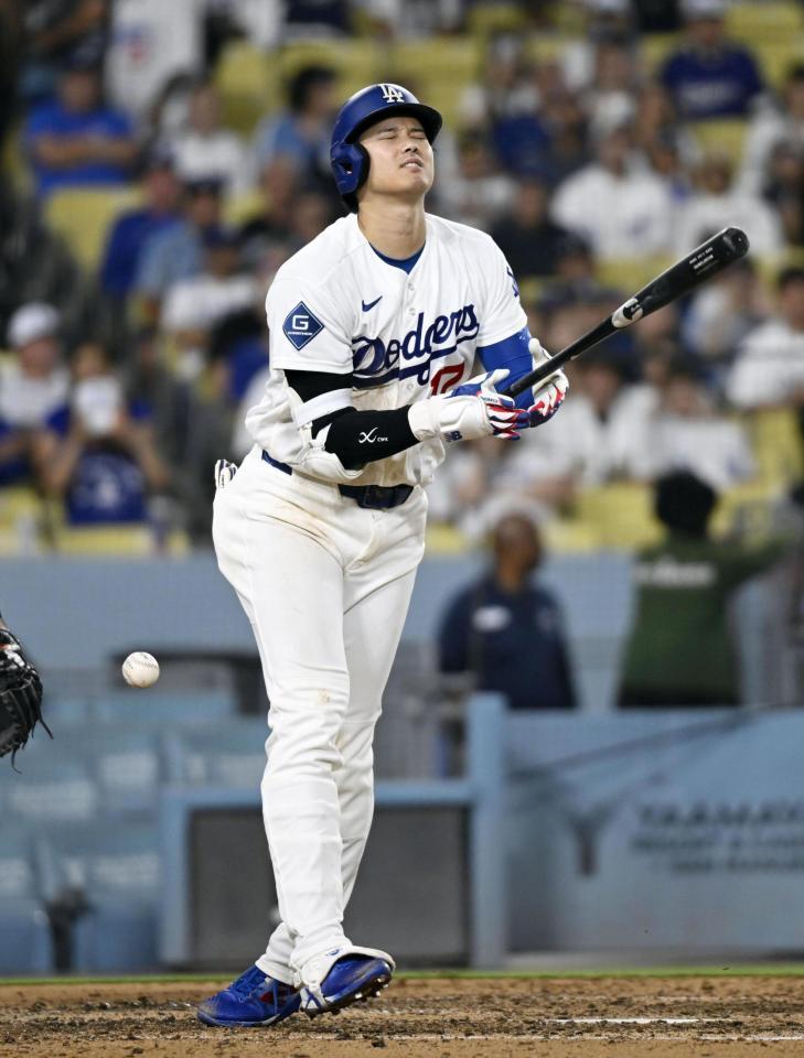 ７回、死球を受け痛そうな表情の大谷（共同）