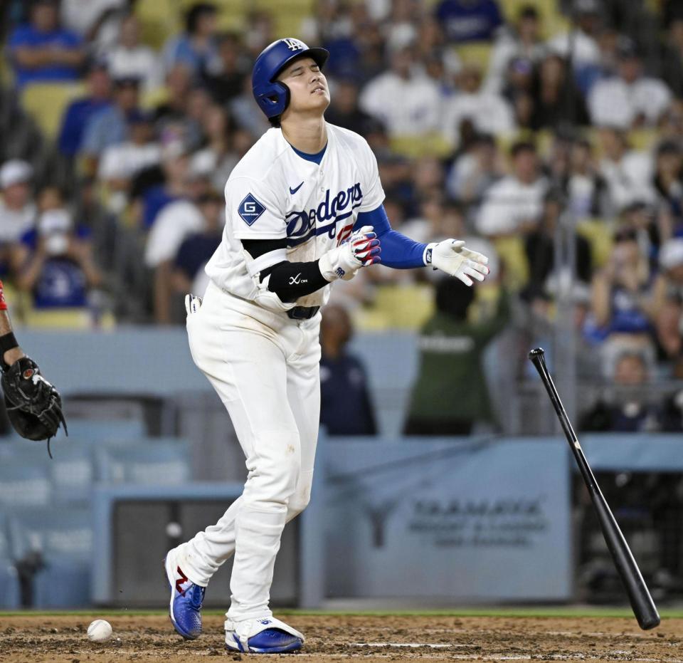 ７回、死球を受け痛そうな表情の大谷（共同）