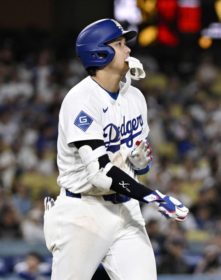 ７回、死球で出塁した大谷（共同）