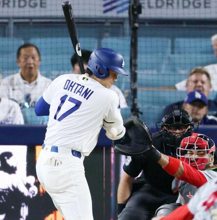 　７回、死球を受けるドジャース・大谷（共同）