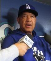 試合前に報道陣の質問に答えるロバーツ監督（撮影・小林信行）