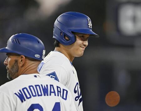 　カージナルス戦の１回、四球で出塁したドジャース・大谷＝ロサンゼルス（共同）