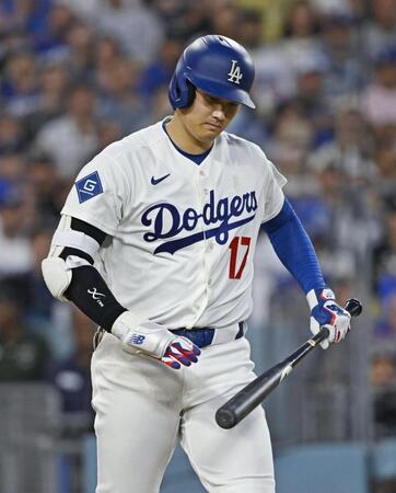 　カージナルス戦の１回、四球を選ぶドジャース・大谷＝ロサンゼルス（共同）