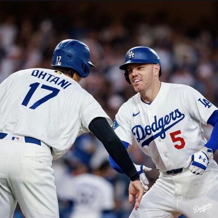 初回に先制３ランを放ち、大谷（左）に迎えられて生還するフリーマン（ロサンゼルス・ドジャース提供）