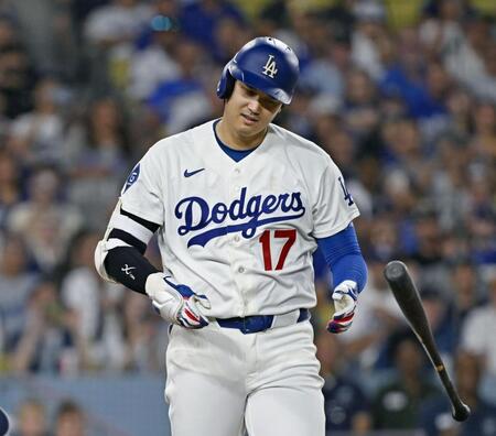 　カージナルス戦の２回、死球を受けたドジャース・大谷＝ロサンゼルス（共同）