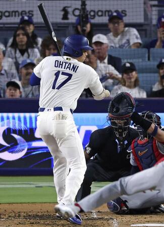 　カージナルス戦の２回、死球を受けるドジャース・大谷＝ロサンゼルス（共同）