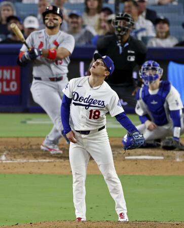 　カージナルス戦の７回、ベルナル（左奥）に２ランを浴びたドジャース・山本＝ロサンゼルス（共同）