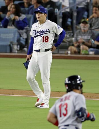 　カージナルス戦の７回、ベルナル（手前）に２ランを浴びたドジャース・山本＝ロサンゼルス（共同）