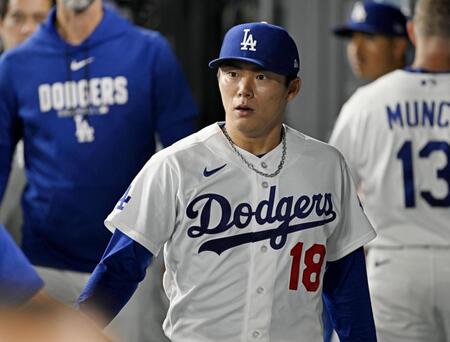 　カージナルス戦の５回を投げ終え、ベンチに戻ったドジャース・山本＝ロサンゼルス（共同）