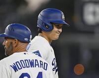 　カージナルス戦の１回、四球で出塁したドジャース・大谷＝ロサンゼルス（共同）