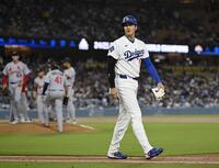 　カージナルス戦の２回、死球を受け一塁へ向かうドジャース・大谷＝ロサンゼルス（共同）