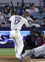 　カージナルス戦の２回、死球を受けるドジャース・大谷＝ロサンゼルス（共同）