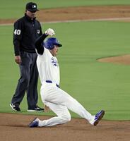 　カージナルス戦の２回、二盗を決めるドジャース・大谷＝ロサンゼルス（共同）
