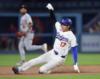 　カージナルス戦の２回、二盗を決めるドジャース・大谷＝ロサンゼルス（ロイター＝共同）