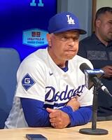 試合後、取材に応じるロバーツ監督（撮影・小林信行）