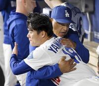 　カージナルス戦の７回を投げ終え、ベンチでロバーツ監督（右）と抱き合うドジャース・山本＝ロサンゼルス（共同）