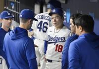 　カージナルス戦の７回を投げ終え、ベンチでコーチらと話すドジャース・山本（18）＝ロサンゼルス（共同）
