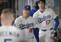 　カージナルス戦で、２失点した６回を投げ終えてベンチに戻ったドジャース・山本。右は大谷＝ロサンゼルス（共同）