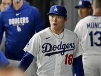 　カージナルス戦の５回を投げ終え、ベンチに戻ったドジャース・山本＝ロサンゼルス（共同）