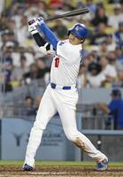 　カージナルス戦の７回、１死一、二塁の好機で空振り三振に倒れたドジャース・大谷＝ロサンゼルス（共同）