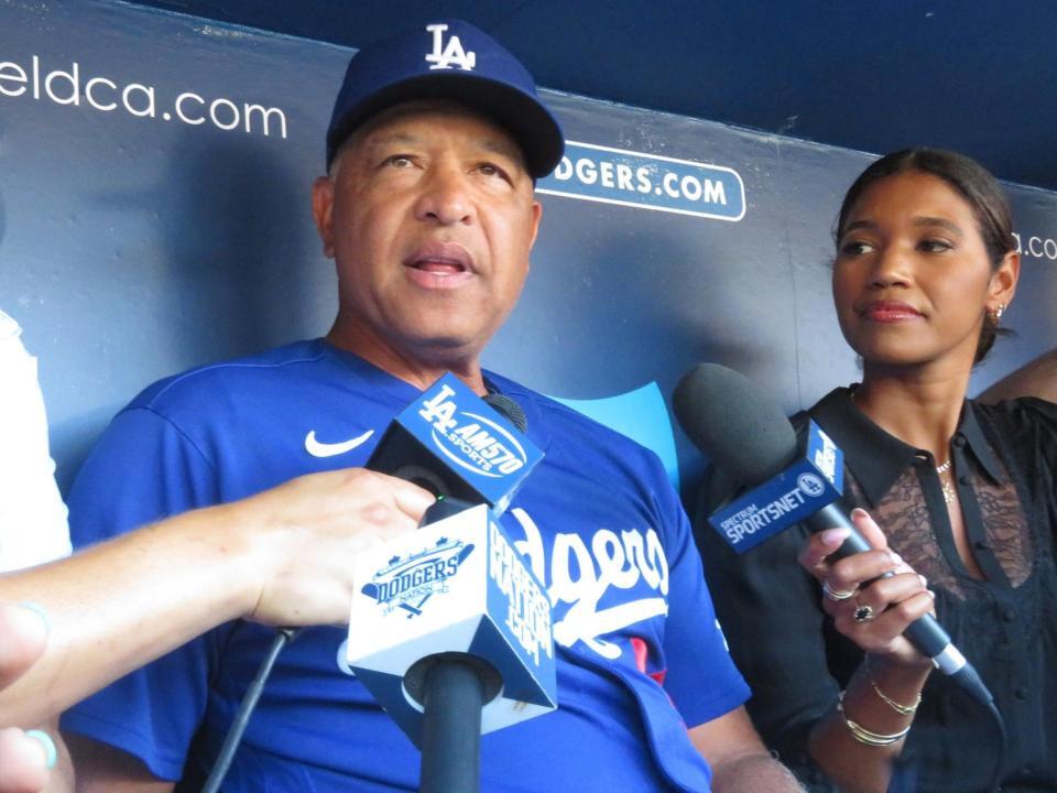 試合前に取材に応じるロバーツ監督（撮影・小林信行）