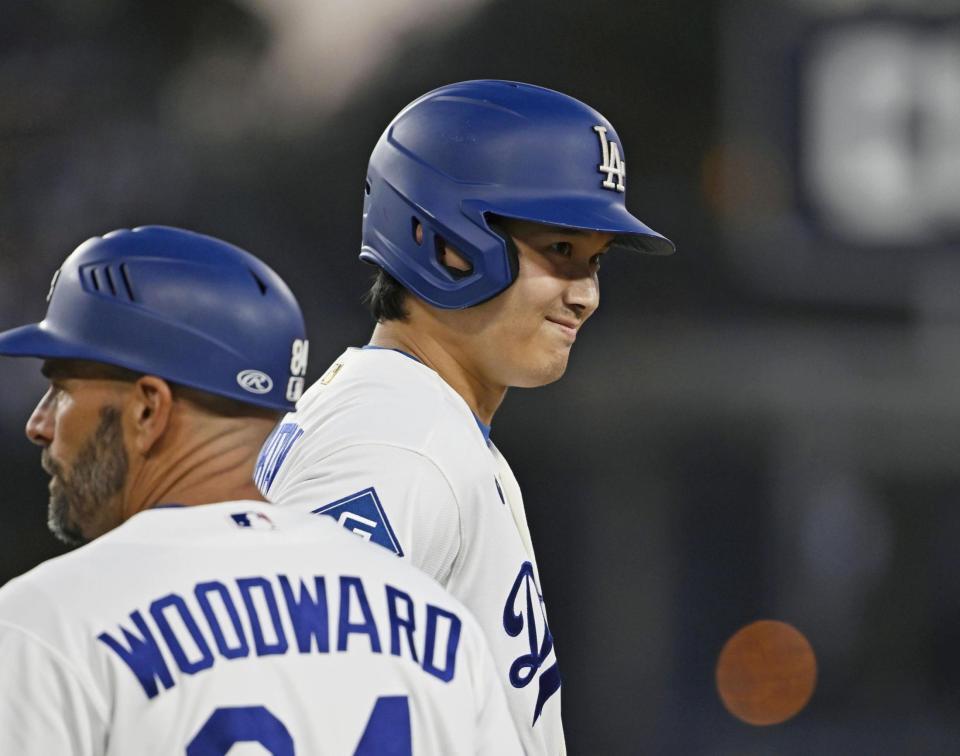 　カージナルス戦の１回、四球で出塁したドジャース・大谷＝ロサンゼルス（共同）