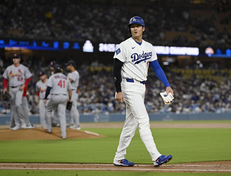 　カージナルス戦の２回、死球を受け一塁へ向かうドジャース・大谷＝ロサンゼルス（共同）