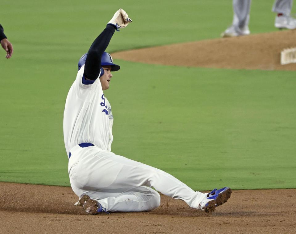 　カージナルス戦の２回、二盗を決めるドジャース・大谷＝ロサンゼルス（共同）