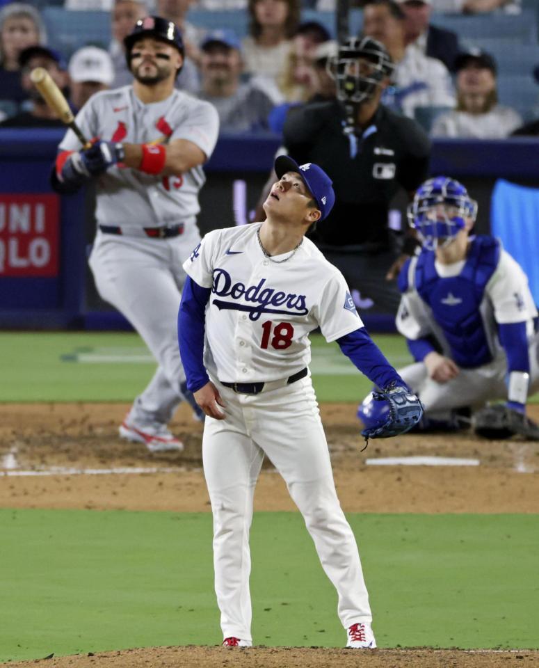 　カージナルス戦の７回、ベルナル（左奥）に２ランを浴びたドジャース・山本＝ロサンゼルス（共同）