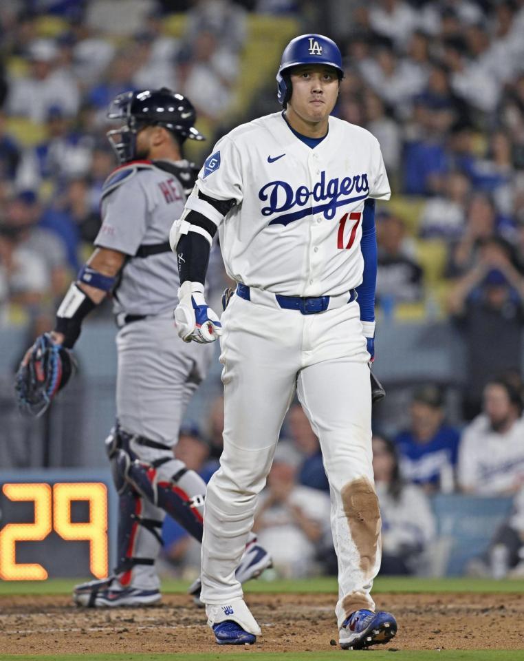 　カージナルス戦の６回、空振り三振に倒れたドジャース・大谷＝ロサンゼルス（共同）