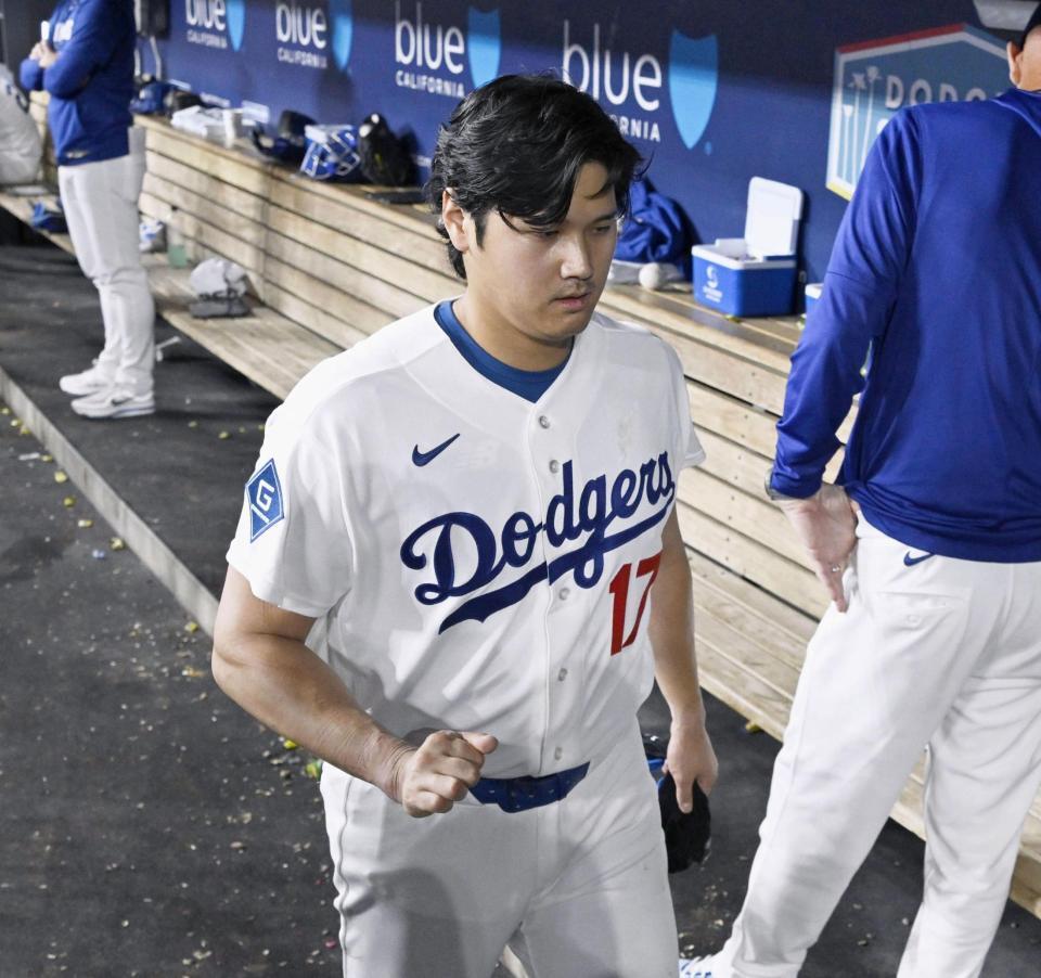 　カージナルス戦で、空振り三振に倒れた10回の打席を終え、ベンチ裏に向かうドジャース・大谷＝ロサンゼルス（共同）