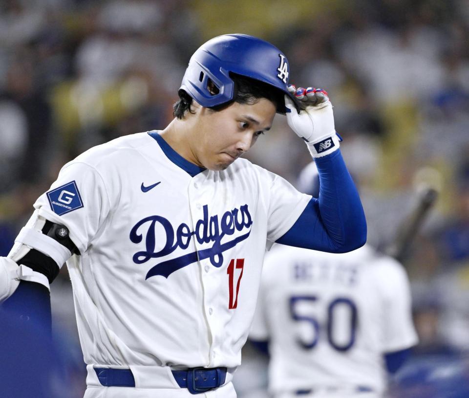 　カージナルス戦の10回、空振り三振に倒れベンチに戻るドジャース・大谷＝ロサンゼルス（共同）