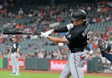 　アストロズ戦の２回、空振り三振に倒れるホワイトソックス・村上＝ヒューストン（共同）