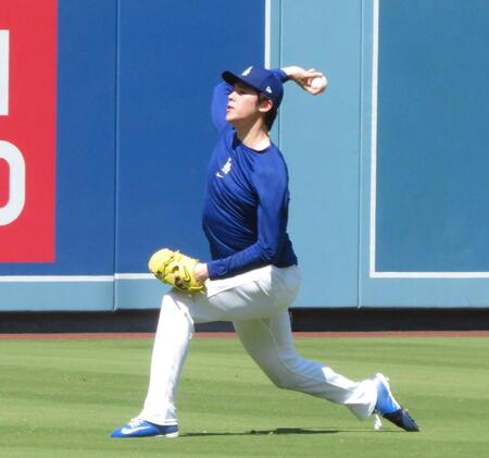 試合前のフィールドで力強いボールを投げ込む佐々木（撮影・小林信行）