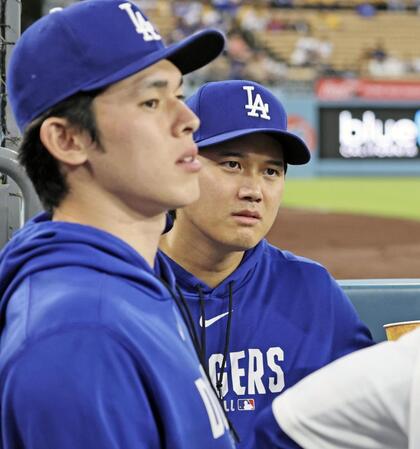 先発を外れた大谷。左は佐々木（共同）
