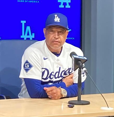 試合後に会見するロバーツ監督（撮影・小林信行）