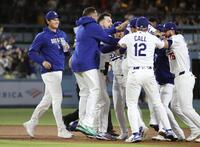 ９回、チームがサヨナラ勝ちし、喜ぶ大谷（左端）ら（共同）