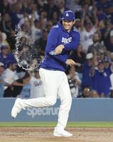 ９回、チームがサヨナラ勝ちし、喜ぶ大谷（共同）