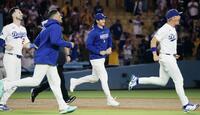 ９回、チームがサヨナラ勝ちし、喜ぶ大谷（右から２人目）ら（共同）