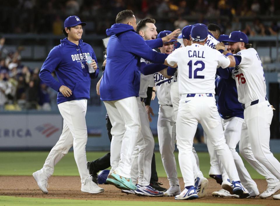 ９回、チームがサヨナラ勝ちし、喜ぶ大谷（左端）ら（共同）