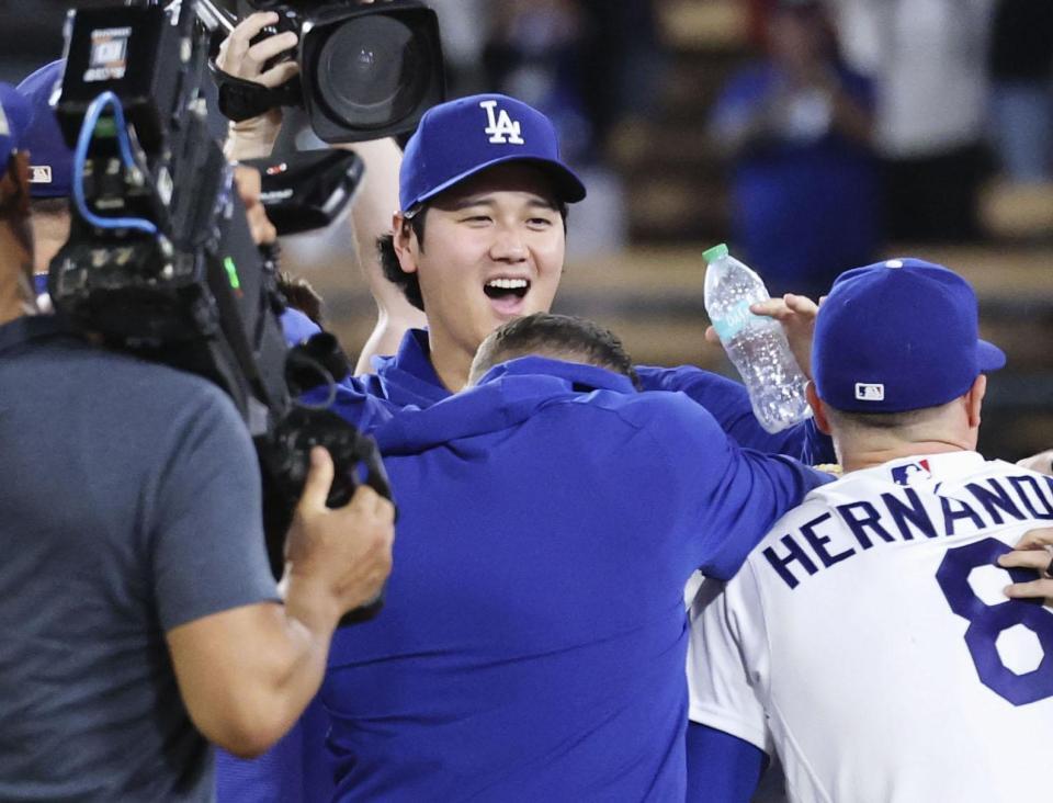 ９回、チームがサヨナラ勝ちし、喜ぶ大谷（共同）