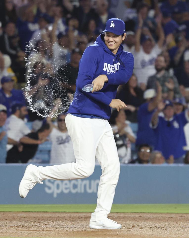 ９回、チームがサヨナラ勝ちし、喜ぶ大谷（共同）