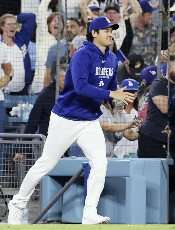 ９回、チームがサヨナラ勝ちし、ベンチから駆け出す大谷（共同）