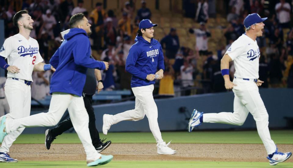 ９回、チームがサヨナラ勝ちし、喜ぶ大谷（右から２人目）ら（共同）