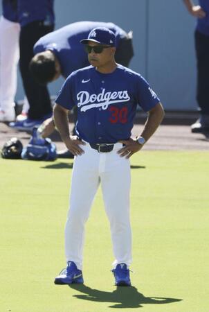 　練習を見るドジャースのロバーツ監督＝ロサンゼルス（共同）