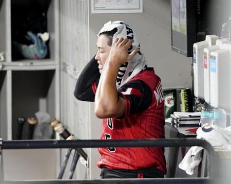 　ツインズ戦の４回、左飛に倒れベンチに戻ったホワイトソックス・村上＝シカゴ（共同）